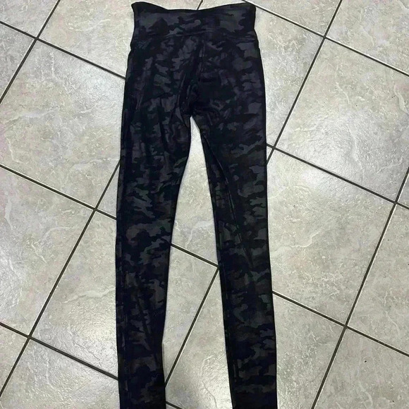 Spanx Black on Black camouflage Leggings Size Small - Picture 4 of 4